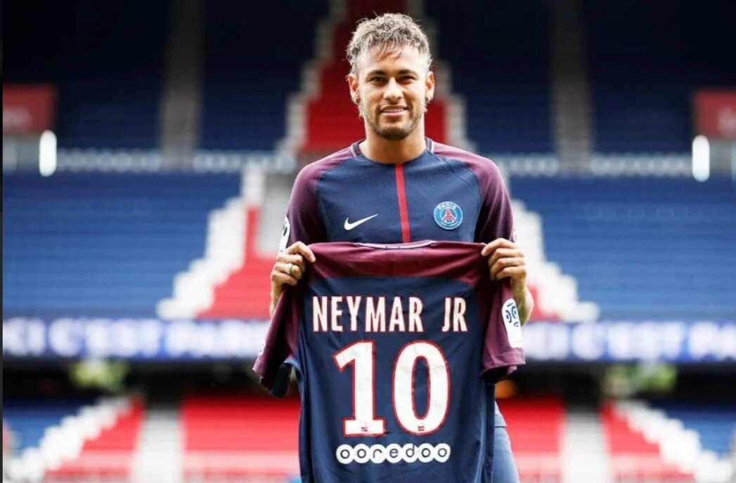 Неймар с футболкой ПСЖ