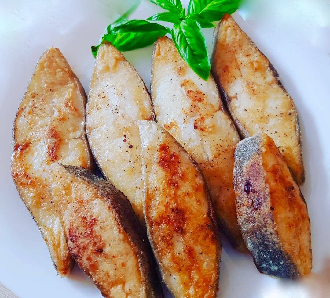 Стейки палтуса обжаренные в панировке из муки. 