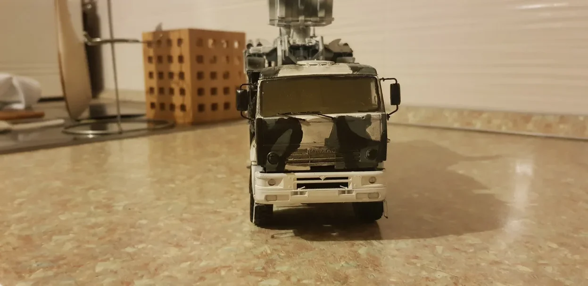 Только что заметил что потерял один дворник (в следующей публикации сделаю его) бампер пока что не красил в камуфляж-жду пока приклеются фары