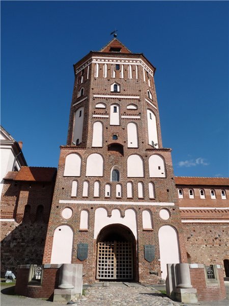 Это самый знаменитый замок - Мирский замок князей Радзивиллов, ныне музей