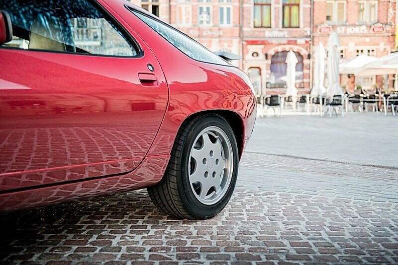 Задняя часть кузова интересно выполнена. Фирменный знак Порше в то время. 