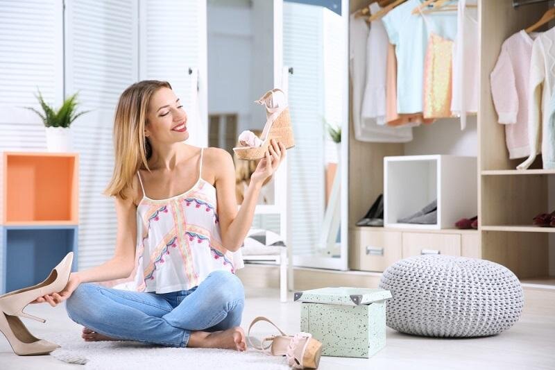 Заняться ремонтом
Конечно, никто не говорит о глобальной перепланировке, но легкий косметический ремонт вам вполне по силам. Окиньте взглядом свое жилище и посмотрите, что нужно починить, подправить или обновить, чтобы дом стал стильным и уютным. Вполне возможно вас давно уже дожидается капающий кран, оторванные обои или отколотая плитка в ванной. Ведь эти мелочи, даже если вы сами к ним уже привыкли, способны не только испортить впечатление от вашего дома, но и наглядно продемонстрировать, что хозяйка из вас так себе. Скорее всего весной и летом вам просто некогда было тратить время на решение этих бытовых вопросов, однако сейчас есть шанс все наверстать и встретить зиму в обновленной квартире.
Вымыть окна
Эксперты рекомендуют сделать это именно сейчас – пока еще на улице не так холодно и темно. Кроме того, если вы будете мыть окна в пасмурную погоду, это убережет вас от разводов и радужных бликов, соответственно, вам не придется перемывать их снова и снова, чтобы добиться идеального результата.Разморозить/помыть холодильник
Даже если ваша модель холодильника обладает функцией No Frost и не требует разморозки, все равно найдите время, чтобы перебрать его содержимое, а также промыть и просушить все полочки и отделения. Заодно вы сможете избавиться от просроченных или залежалых продуктов, наледи (если все же требуется разморозка) и подготовить место для новых запасов.Перебрать сыпучие продукты и освободить шкафчики
Кстати, ревизию проводить следует не только в холодильнике, но и в кухонных шкафчиках – наверняка там найдется немало полупустых коробок с крупами, просыпанных продуктов, смятых пакетов, пустых оберток и прочей ерунды, от которой нужно избавиться. Также вы сможете наглядно увидеть, каких консервов (или бакалеи) вам не хватает и оперативно пополните свои запасы. Оценить свою дальновидность вам представится возможность зимой – когда другие люди будут бегать по магазинам в поисках необходимых товаров, а вы спокойно сможете воспользоваться тем, что приобретете уже сейчас.
Пересмотреть свой летний гардероб
Еще раз достаньте свои струящиеся платья, туфли или босоножки на танкетке и прочие летние наряды и отсортируйте то, что уже не наденете. Эти вещи вы можете отдать кому-то или выкинуть – решать вам. Остальную летнюю одежду обязательно перестирайте и уберите на самую верхнюю полку шкафа до следующее сезона. Летнюю обувь также приведите в порядок, используя специальные чистящие средства и крем, и уберите в коробки или мешочки для хранения. Эксперты советуют обязательно чистить обувь перед тем, как убирать ее «на зимовку», это позволит сохранить товарный вид и продлить срок их службы.