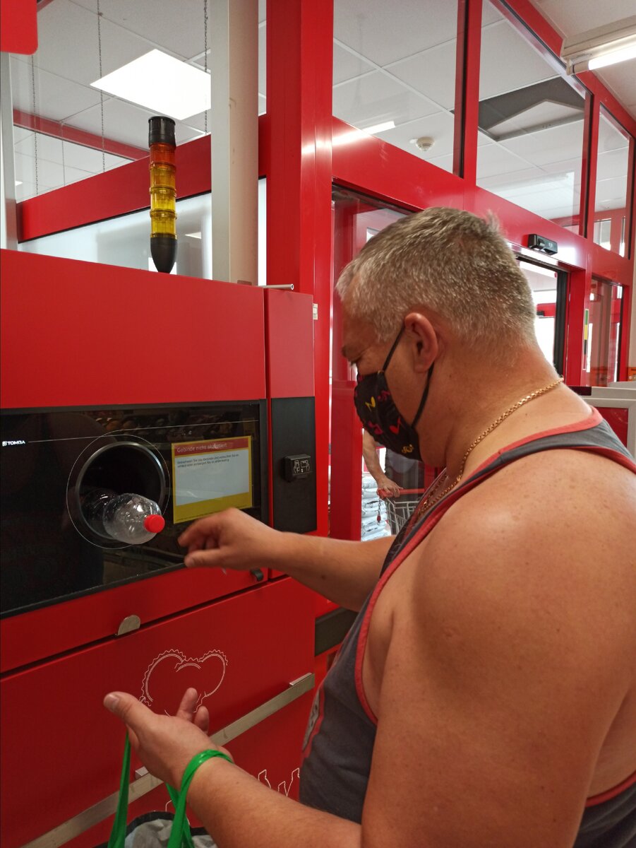 Сдаю ПЭТ бутылки в магазине. 