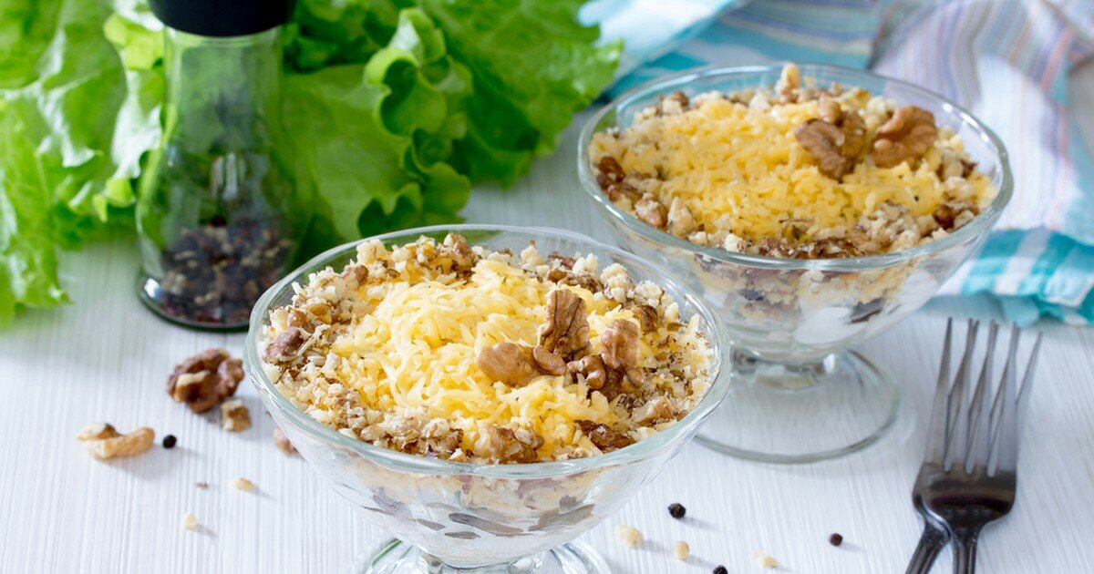 Салат с черносливом и сыром. Салат с курицей и черносливом и грецкими орехами и сыром. Салат с грецкими орехами и курицей. Салат с курицей и орехами. Салат с сыром и грецкими орехами.