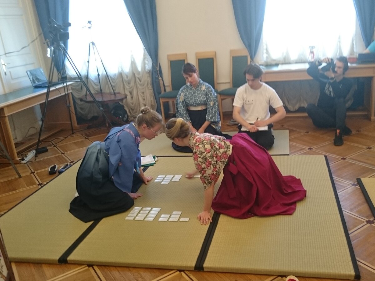 Анастасия Столярова (слева) играет с Таисией Степкиной (справа) [фото автора]