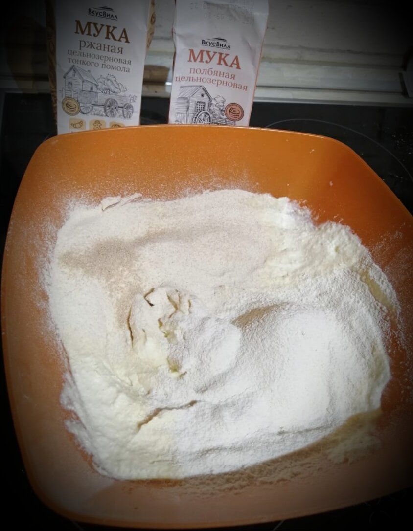 Фото автора. В правом нижнем углу - ржаная мука, в левом верхнем - полбяная. Ржаная бывает и более тёмного оттенка, у меня на фото мука тонкого помола. 