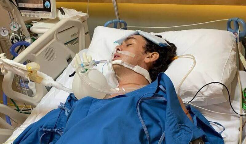 Теперь пропустит минимум две недели. За сутки до игры против Швеции в сборной Португалии провели очередные тесты на ковид: единственный положительный результат получил Криштиану Роналду.

Игрока тут же изолировали, а всю команду отправили сдавать повторные мазки. Судя по этому фото, контактная группа была реально большой, но ни у одного футболиста не выявили инфекцию.