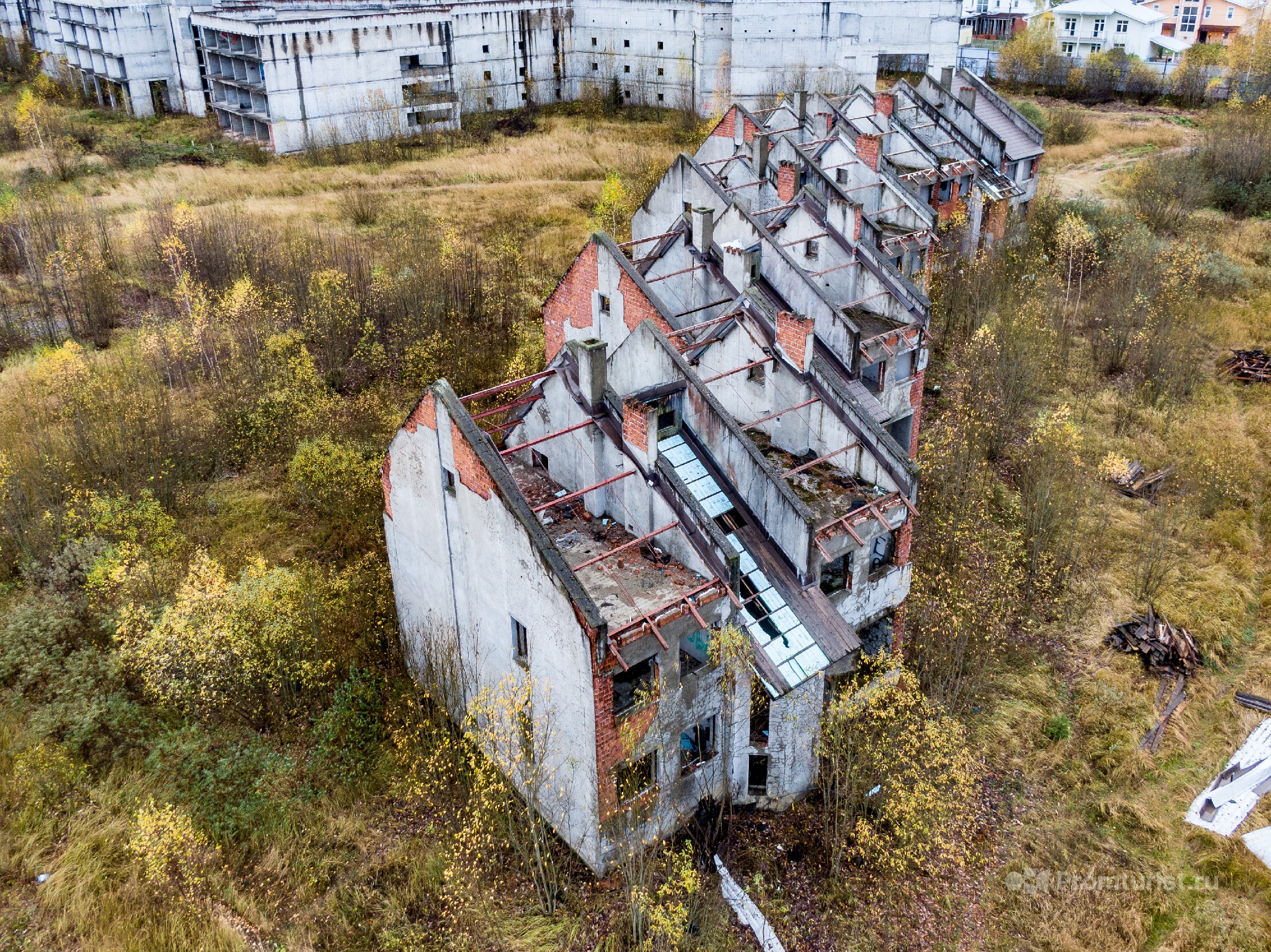 Заброшенные коттеджи бывшей элиты общества. 20 км от Москвы ???2