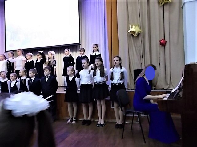 Моя соседка работает в школе. Я скрыла её лицо, потому что хотя это фото и сделано лично мной, но цель статьи - рассказать об опасностях, исходящих от соседей, а не что-то другое.