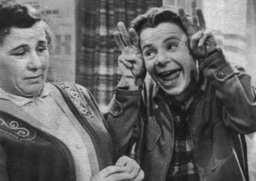 Андрей и его мать. Кадр из фильма " В добрый час". Источник фото- cinematology.narod.ru