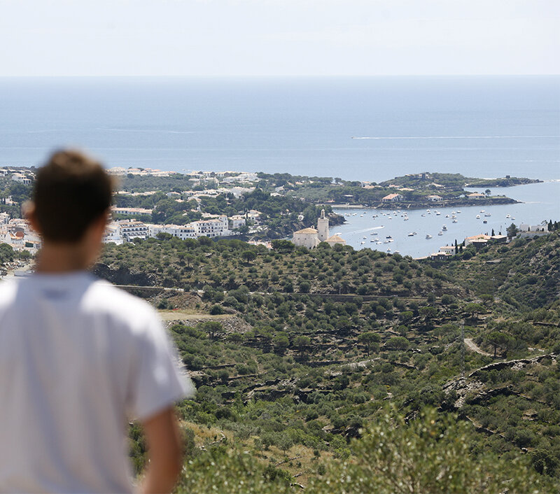 Листайте! Тут на двух фото глубина резкости разная. На первом - она очень большая, и захватывает весь дальний план глубиной пару километров. На втором - маленькая, может, полметра, и в нее уместился только человек. Важно, что в первом случае точка фокусировки расположена далеко, а во втором - очень близко.