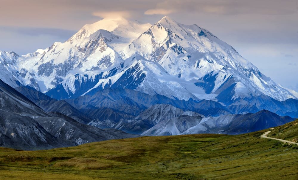 Самые большие горы в северной америке. Гора Денали (Мак-Кинли). Аляска гора Денали. Аляска Мак Кинли. Национальный парк Денали и гора Мак-Кинли.
