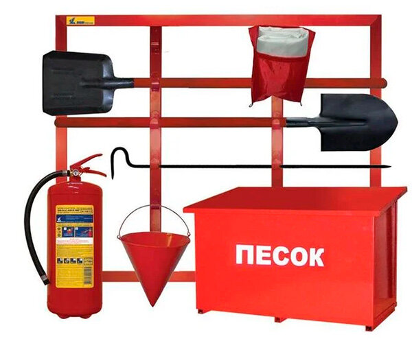 Пожарный щит с инвентарем (источник tt-snab.ru)