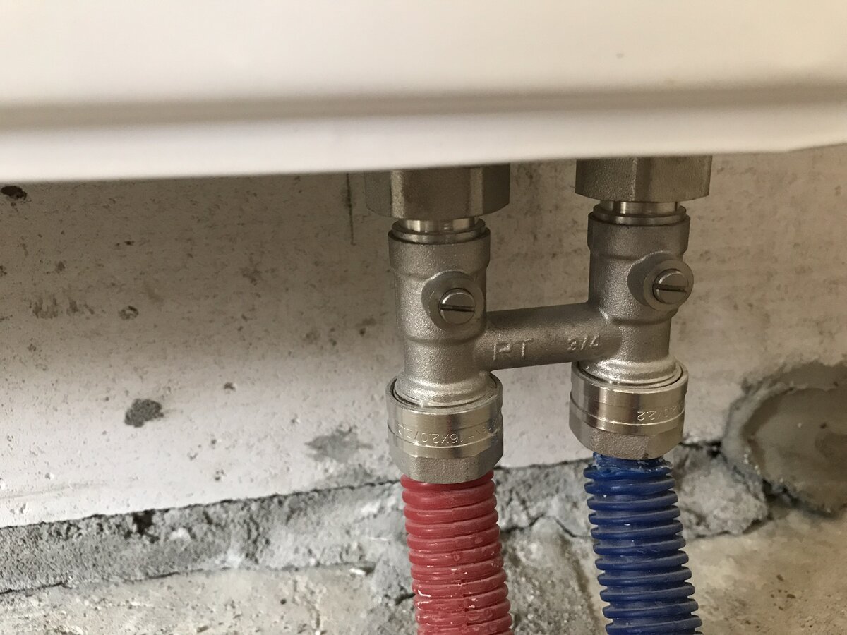 Шаг 1. Нужно перекрыть подачу воды в радиатор. Если подключение выполнено через коллектор (гребенку), то сделать это можно и нужно там. Если доступен только вот такой запорный узел, то перекройте его отверткой с плоским шлицем. Риски кранов должны быть направлены перпендикулярно трубам (как на фото).