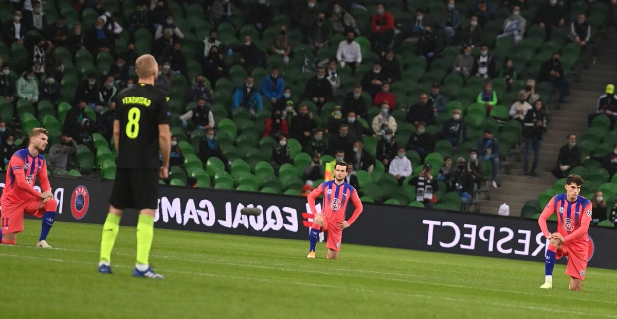 коленопреклонение футболистов. преклонение колена в футболе. сергей карасев футбол арбитр. футболисты встают на колено. зачем футболисты преклоняют колено перед матчем.