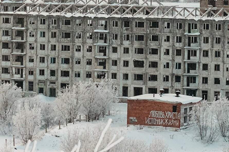 Люди уезжают, оставляя пустые дома и целые кварталы