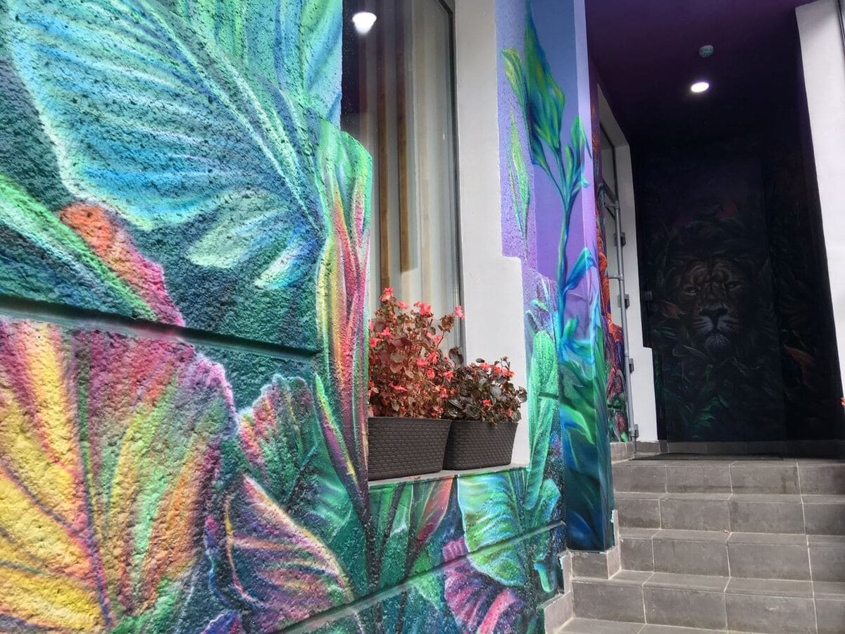 Входная группа, вдали притаился лев