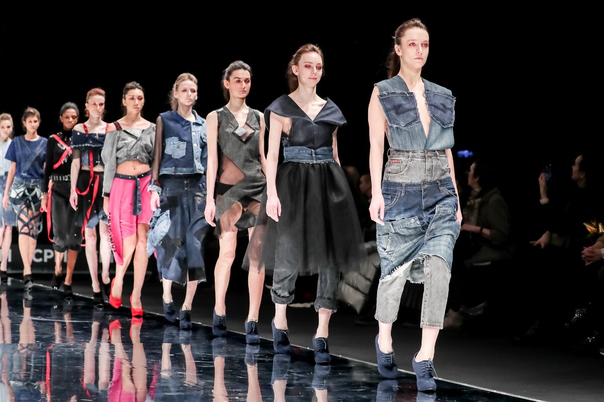 Театрализованный показ мод. Как назвать коллекцию одежды. Дольче и габбана коллекция византия. Коллекция одежды джани версачи. Как назвать коллекцию платьев.