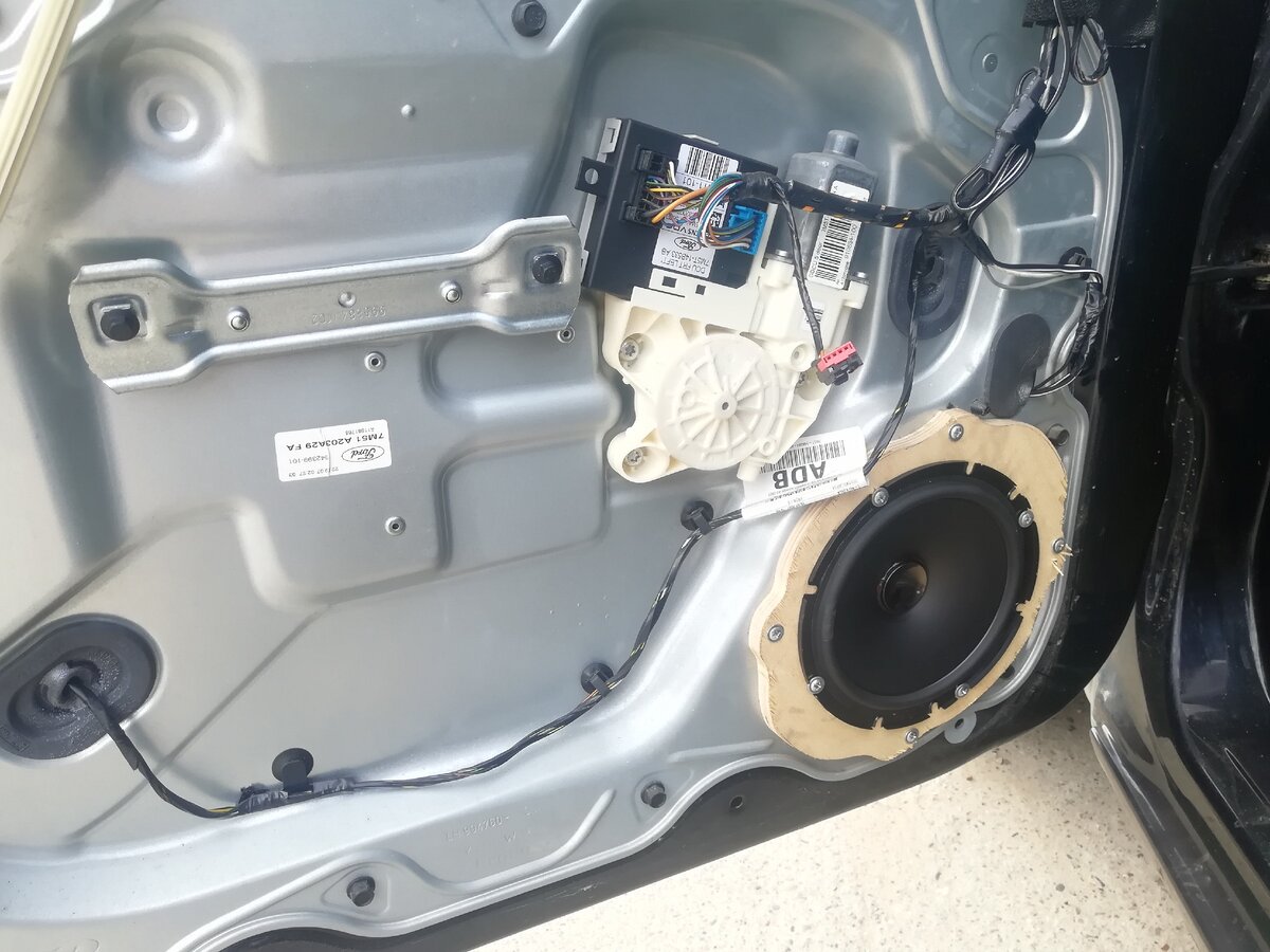 В передних дверях. Листай вправо >>>