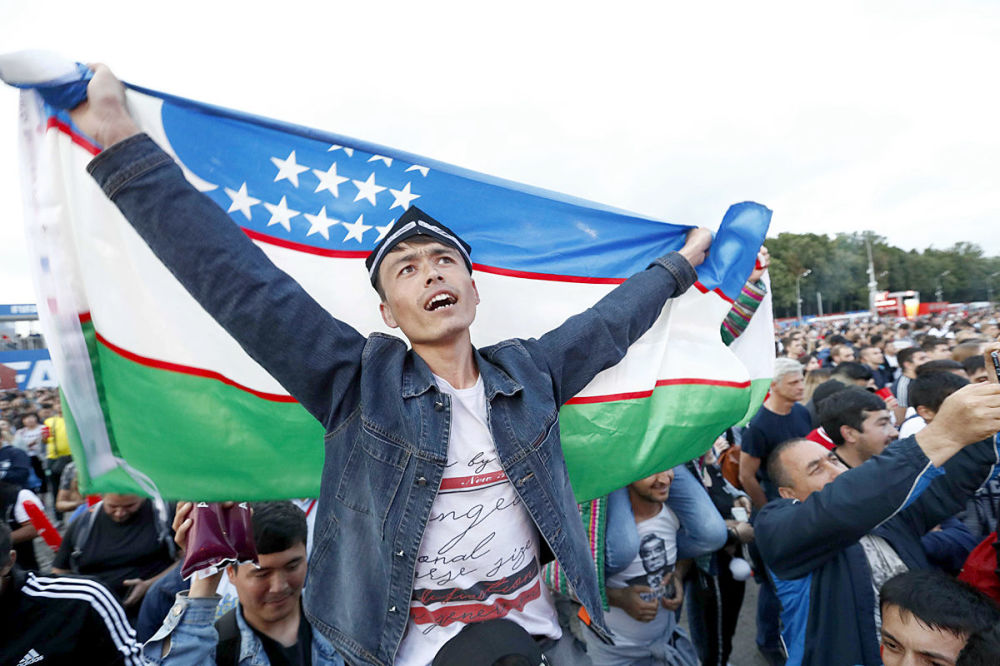 Митинг в Узбекистане. Узбекские болельщики. Узбекские националисты. Флаг Узбекистана.