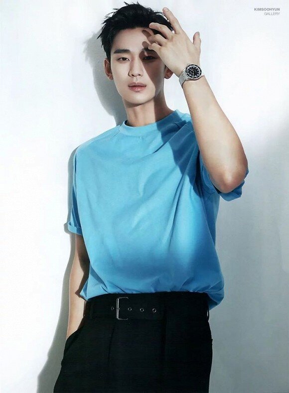 Во всех ты, душечка, нарядах хороша, а позы ваши мне любые красивые. 