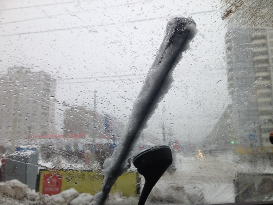 Включенный дворник со льдом