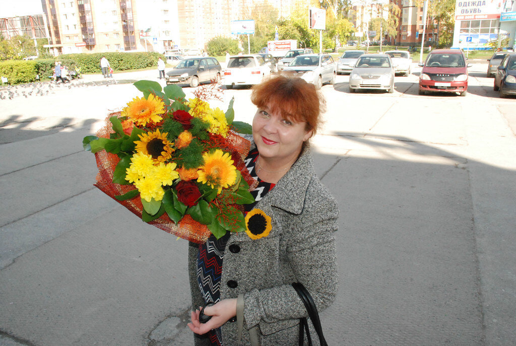 Фото из личного альбома. Люблю жёлтые цветы! С ними даже в пасмурную погоду солнечно ))
