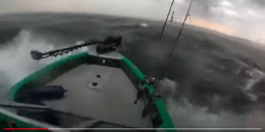 Кадр из ролика такого же бедолаги , но Финском заливе