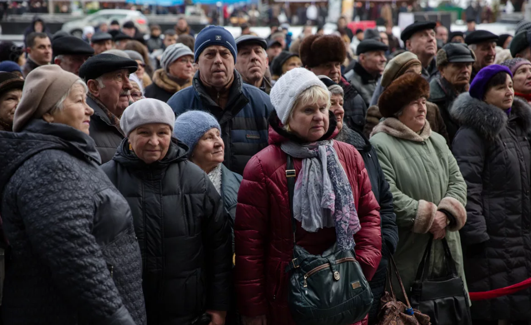 Бабушку много мужиков. Пенсионеры в очереди. Старики в очереди. Русские пенсионеры.