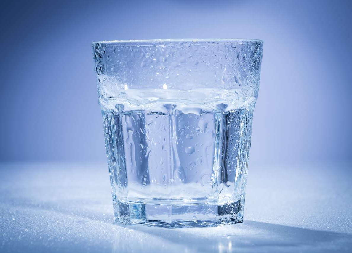 Стакан ч водой. Стакан воды. Запотевший стакан с водой. Стакан чистой воды. Прозрачная вода в стакане.
