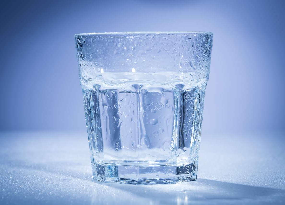 Glass of water. Стакан воды. Красивые стаканы для воды. Стакан чистой воды. Запотевший стакан.