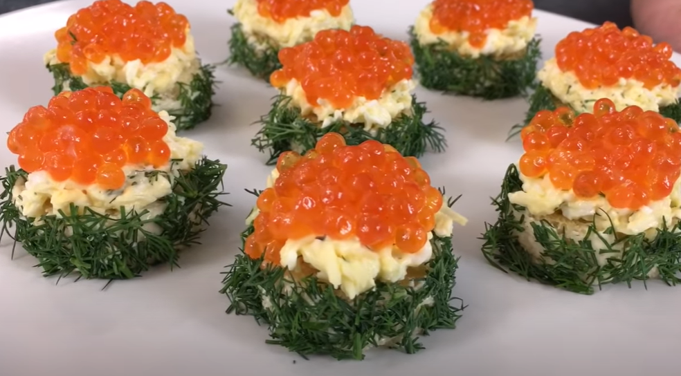 Новогодние бутерброды с икрой. Закуски с красной икрой. Бутерброды с красной икрой на праздничный стол. Закуски с красной икрой на праздничный стол. Закуска с красной икрой на новогодний стол.