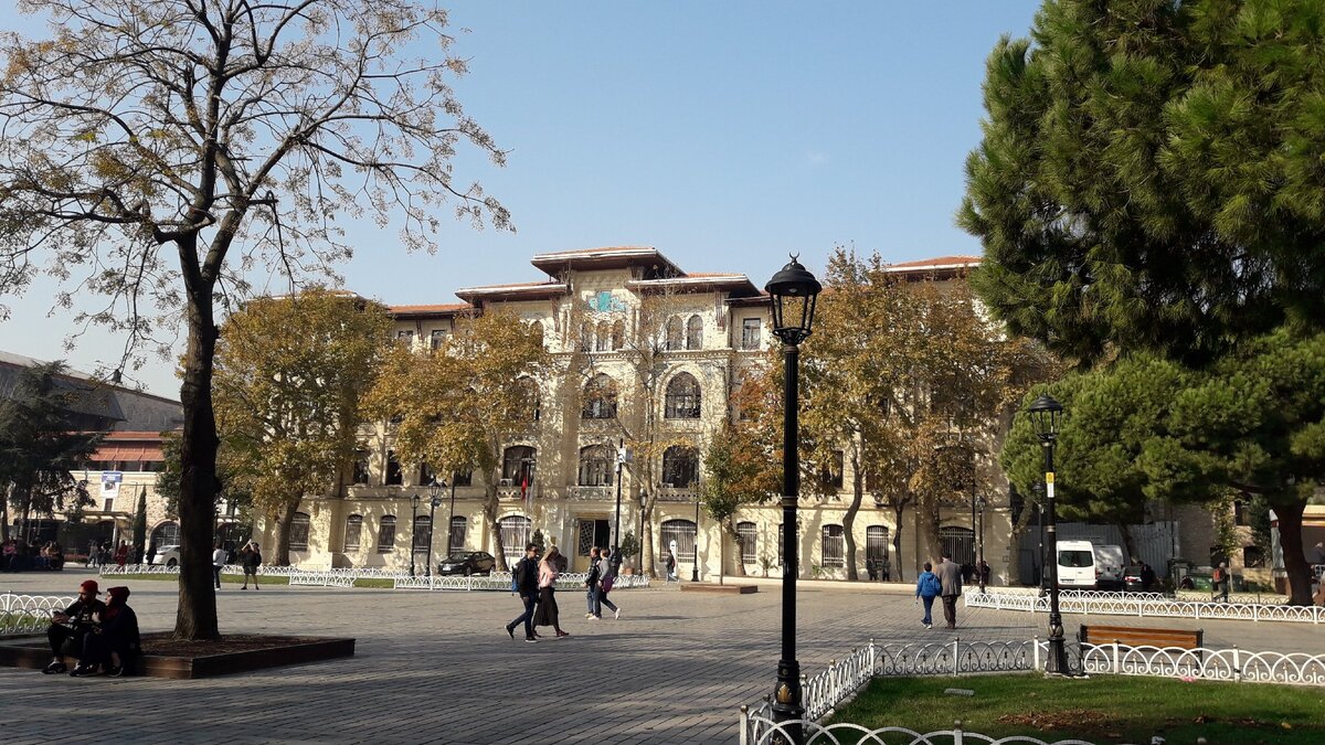 Бывший дворец Ибрагим-паши часто путают с этим соседним зданием Фото автора статьи