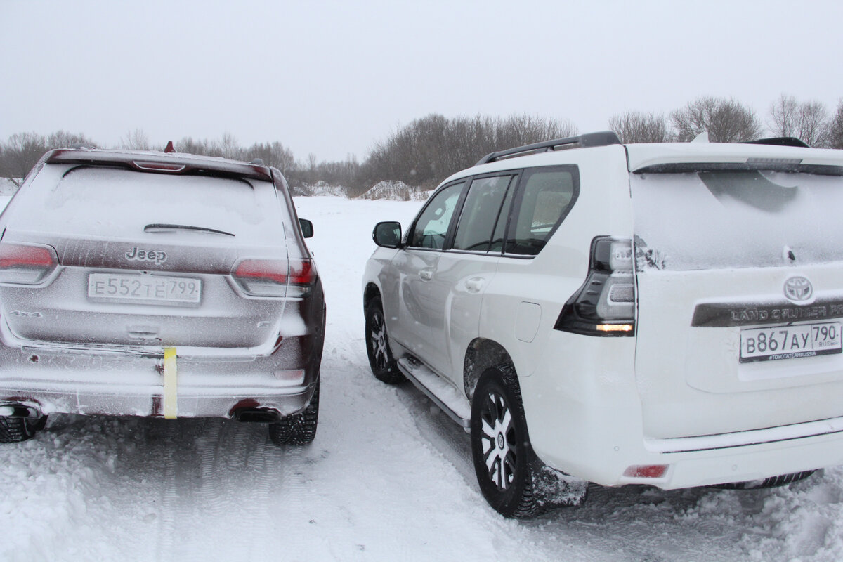 Toyota Land Cruiser Prado против Jeep Grand Cherokee: работаем в разгар зимы и в лютые морозы. При минус 20 оба автомобиля, в том числе и дизельная Тойота завелись без проблем. Правда внутри приходится ждать прогрева, и слегка мерзнуть. Но в процессе езды салоны прогреваются и уже холода не боишься.