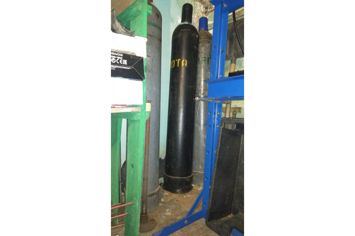 Вес его около 90 кг