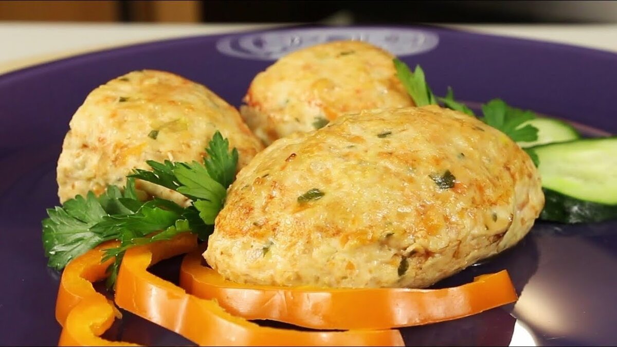 Котлеты на подушке из овощей. Котлеты с кабачком на пару. Биточки из индейки. Угощаев" котлеты из индейки". Биточки куриные в цукини.