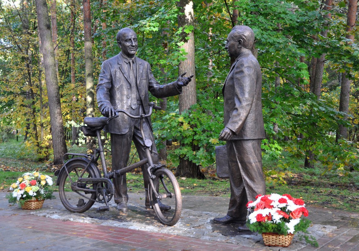 Памятник Понтекорво в Дубне