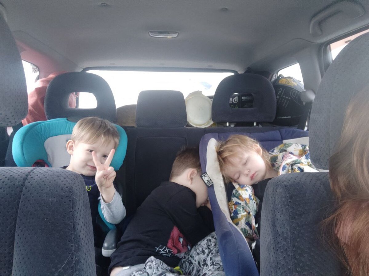 Большую часть дороги дети спали, не всегда все вместе.