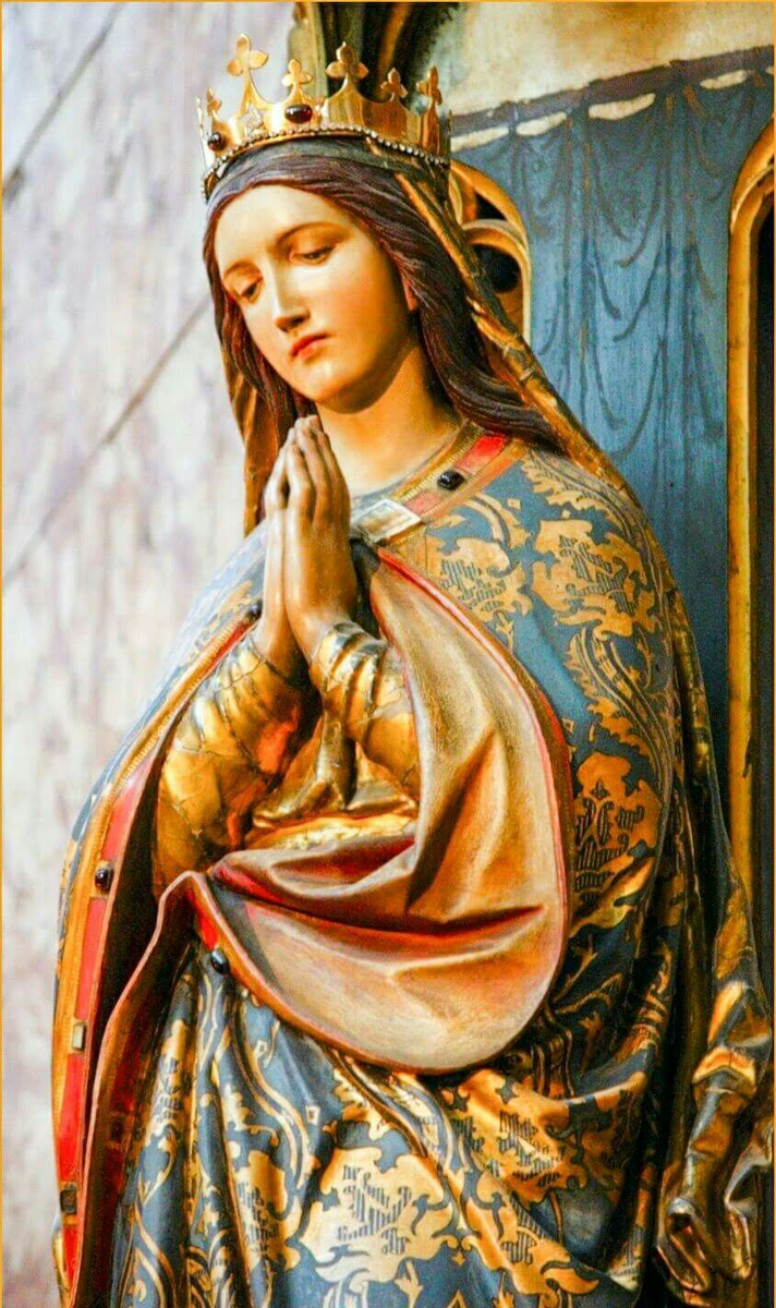 Сложи молитвенно руки и опусти свои глаза... вот он образец для подражания... такой надобно быть!