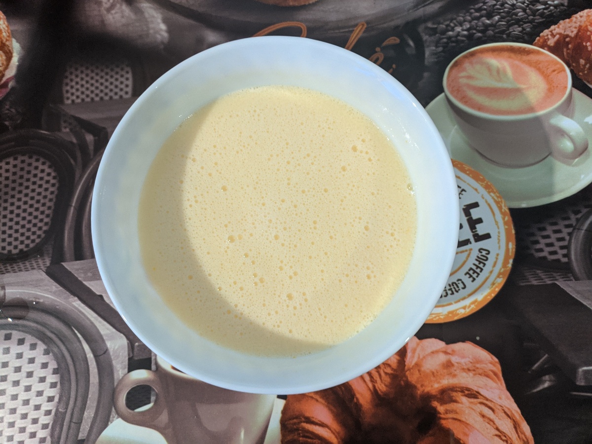 стакан кефира добавляем в массу