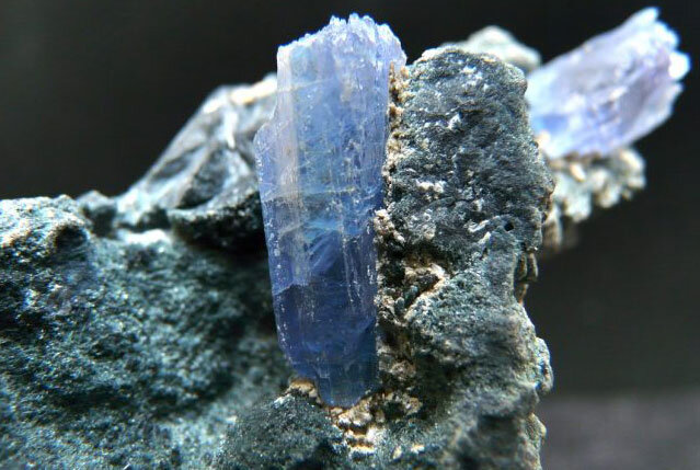 Данный минерал входит в десятку самых редких камней в мире (в нем также присутствуют синий гранат, мусгравит, тааффеит и прочие).-2