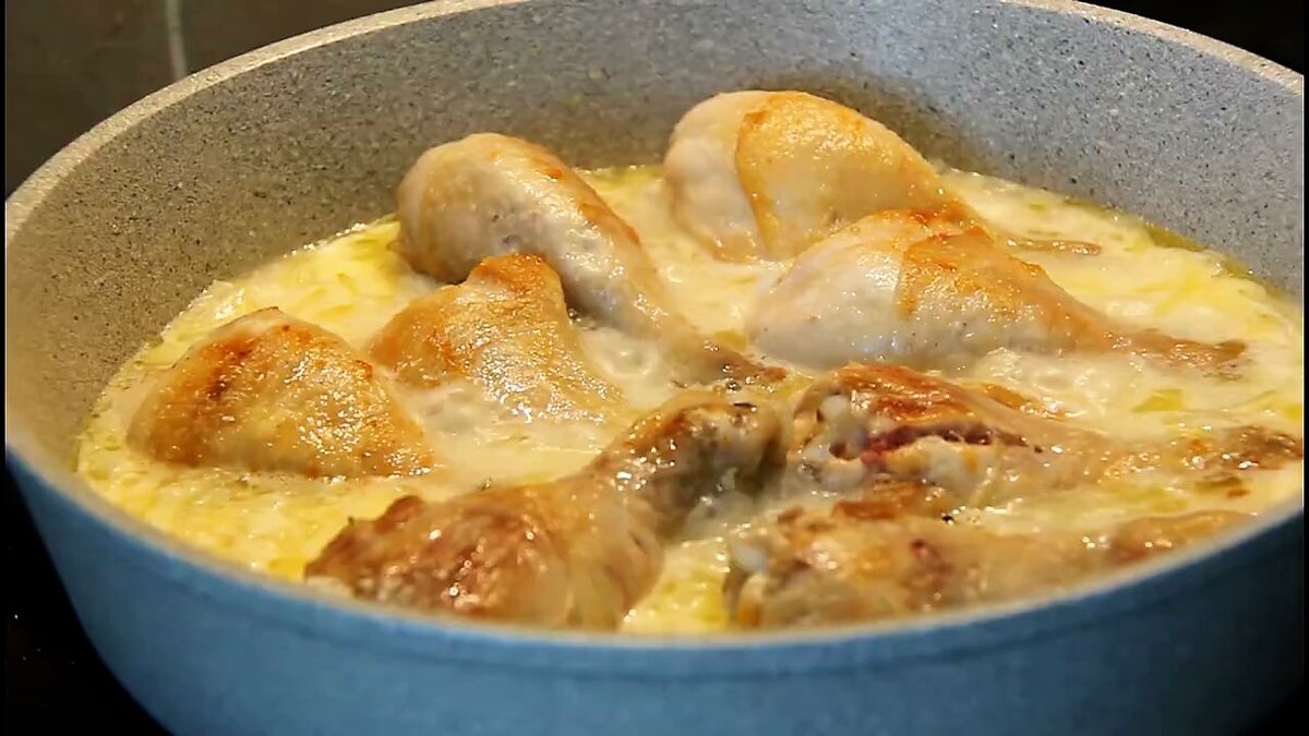 Курица в сметанном соусе с чесноком на сковороде