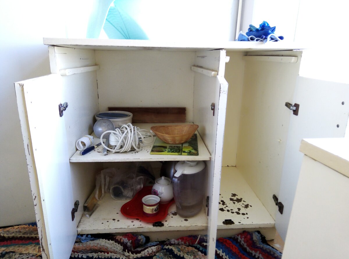 Вот эти сколы в шкафу я прекрасно закрасила 2мя слоями