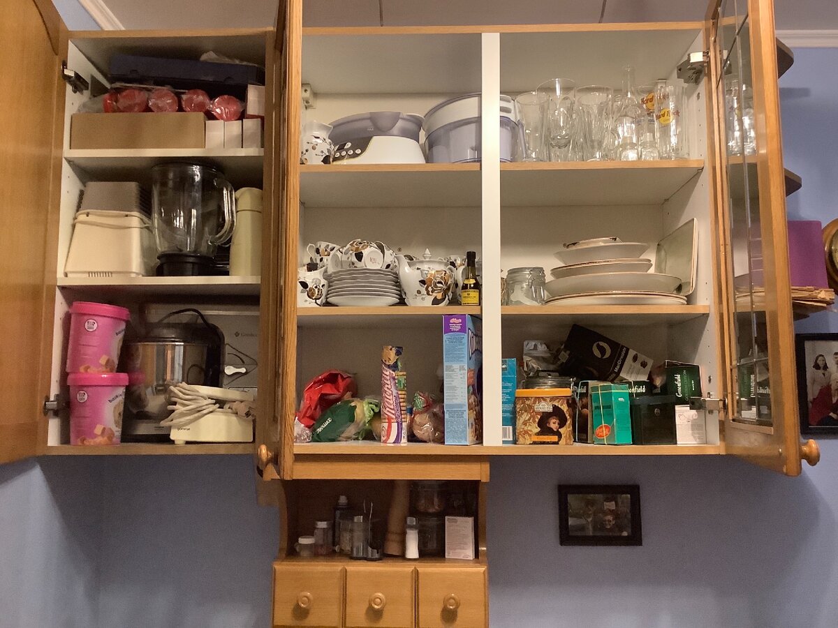 Раньше йогуртница в коробке стояла на подоконнике, а блендер рядом с ней. Теперь им нашлось место в шкафу, хотя я ничего не выбрасывала.