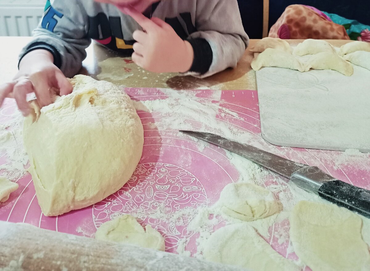 Неоценимая помощь младшего сотрудника при лепке пельменей