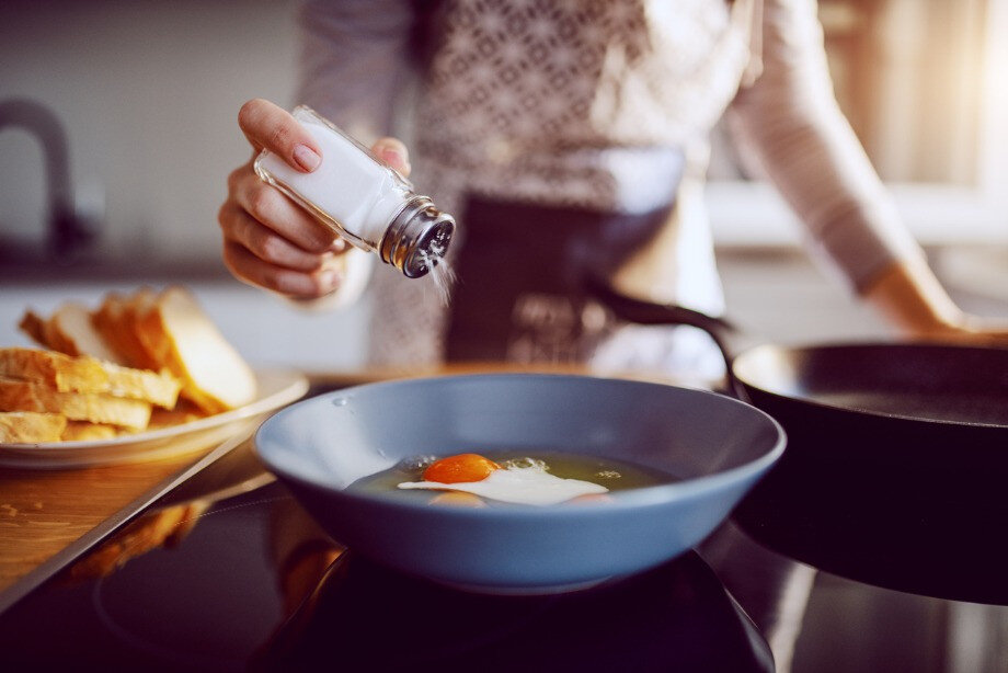 К солёным продуктам можно отнести копченые изделия, многие виды сыра, соленья. В России очень высокое потребление соли: в пересчете на человека мы съедаем около 15 грамм в сутки при норме – не более 5 граммов. Избыточное потребление соли приводит к развитию гипертонии, и как следствие — инфарктам, инсультам, энцефалопатии (поражению головного мозга). 

