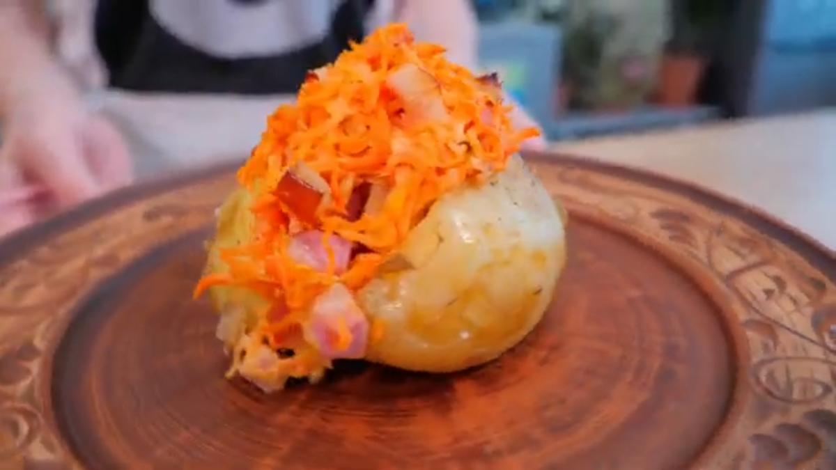 Картофель с морковью по-корейски и беконом
Нам понадобится
Картофель большой 2шт/400-500гр
Соль/перец по вкусу, растительное масло
Для начинки
Морковь по-корейски 150-200гр
Бекон/любые копчёности 100гр
Сметана 80-100гр