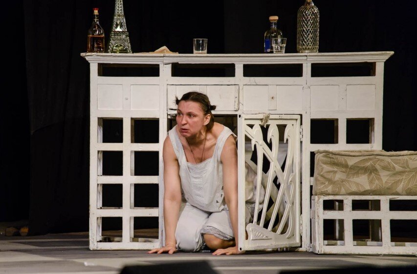 Олеся Железняк в роли техника по уборке помещений