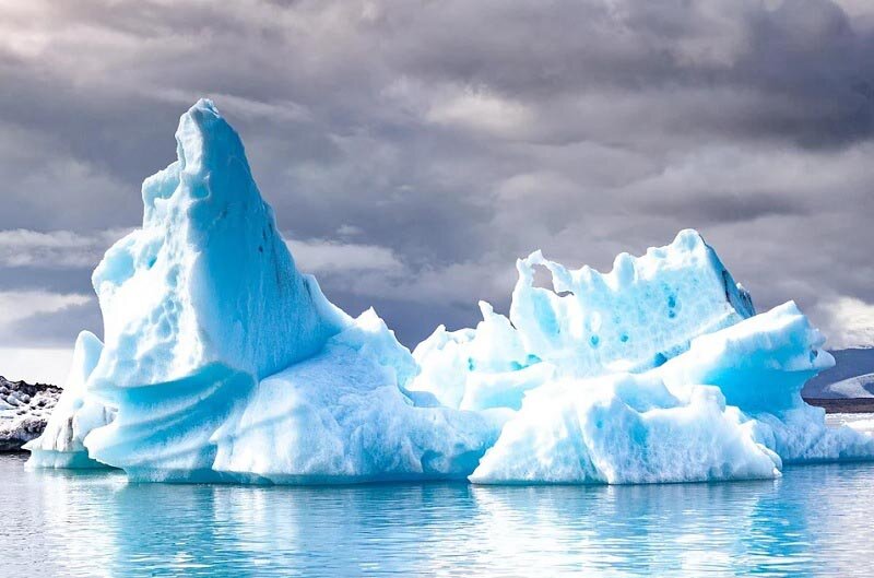 Голубоватый цвет указывает на солидный возраст айсберга