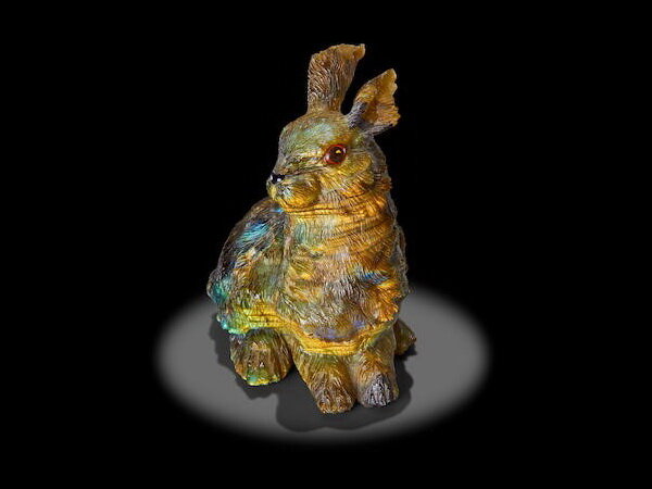 Кролик из замечательно яркого образца лабрадорита с глазами из кварца с обратной росписью (Идар-Оберштайн, Германия, без подписи). Высота 10 см.